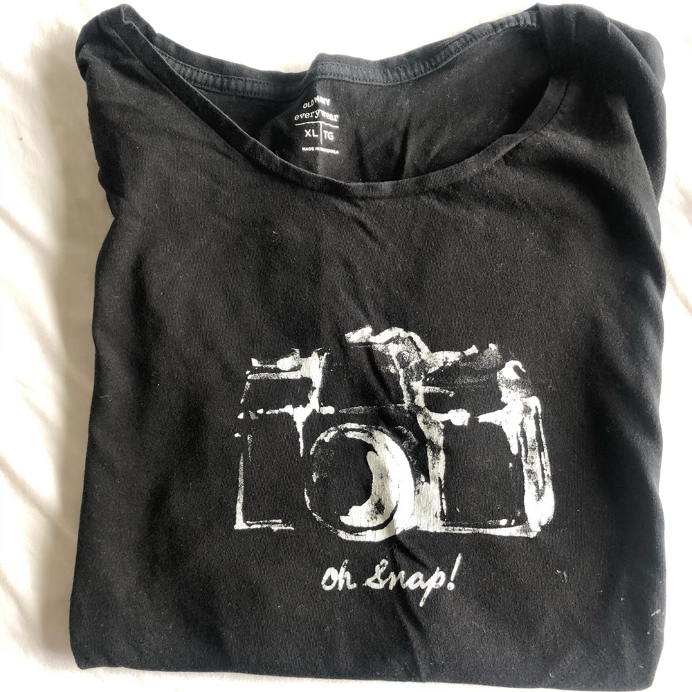 Crew neck graphic tee.